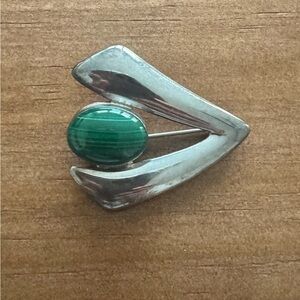 Sterling silver brooch with Malachite stone